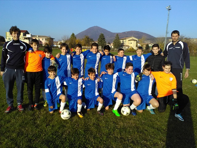 Foto di gruppo della squadra degli Esordienti 9 contro 9